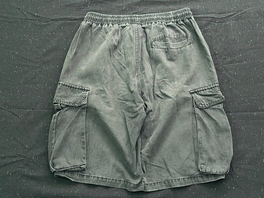 Black Fade Cargo Shorts With Drawstring Waist (Category: Shorts) located in Bay. Submitted by thrift2memorylane (Listing ID 1396583257, Image 2). Description: Black Fade Cargo Shorts With Drawstring Waist Color rate: 8.5/10 Condition: Good Size: L on tag (21 in length) 180 + sf Location: Laguna Dm Note: Color may vary due to camera and lighting.