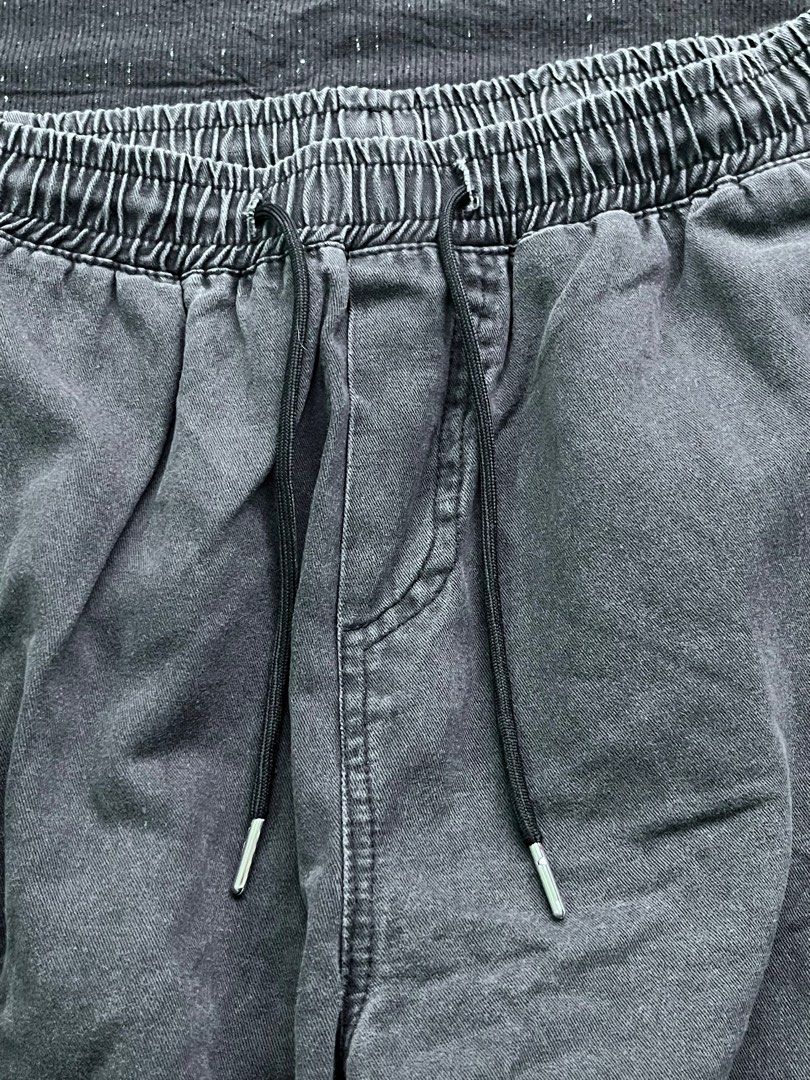 Black Fade Cargo Shorts With Drawstring Waist (Category: Shorts) located in Bay. Submitted by thrift2memorylane (Listing ID 1396583257, Image 3). Description: Black Fade Cargo Shorts With Drawstring Waist Color rate: 8.5/10 Condition: Good Size: L on tag (21 in length) 180 + sf Location: Laguna Dm Note: Color may vary due to camera and lighting.