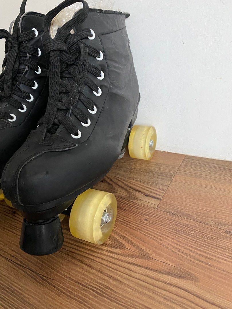 Black Roller Skates Size 40 (Category: Skates, Rollerblades & Scooters) located in Manila. Submitted by styledbyjemstaana (Listing ID 1396608892, Image 3). Description: - Black roller skates - Size 40 - Black laces - Yellow wheels - Leather-like material - Classic high-top boot style -Flaw: may konting bitak lang siya sa likod .