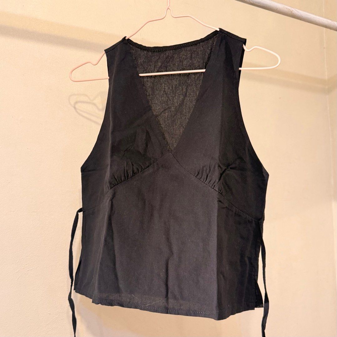 Black Sleeveless Top (Category: Sleeveless) located in Valenzuela. Submitted by mango____ (Listing ID 1396579184, Image 2). Description: - Black sleeveless top - V-neck design - Features tie-up details on both sides - Made of linen fabric - Simple and versatile.