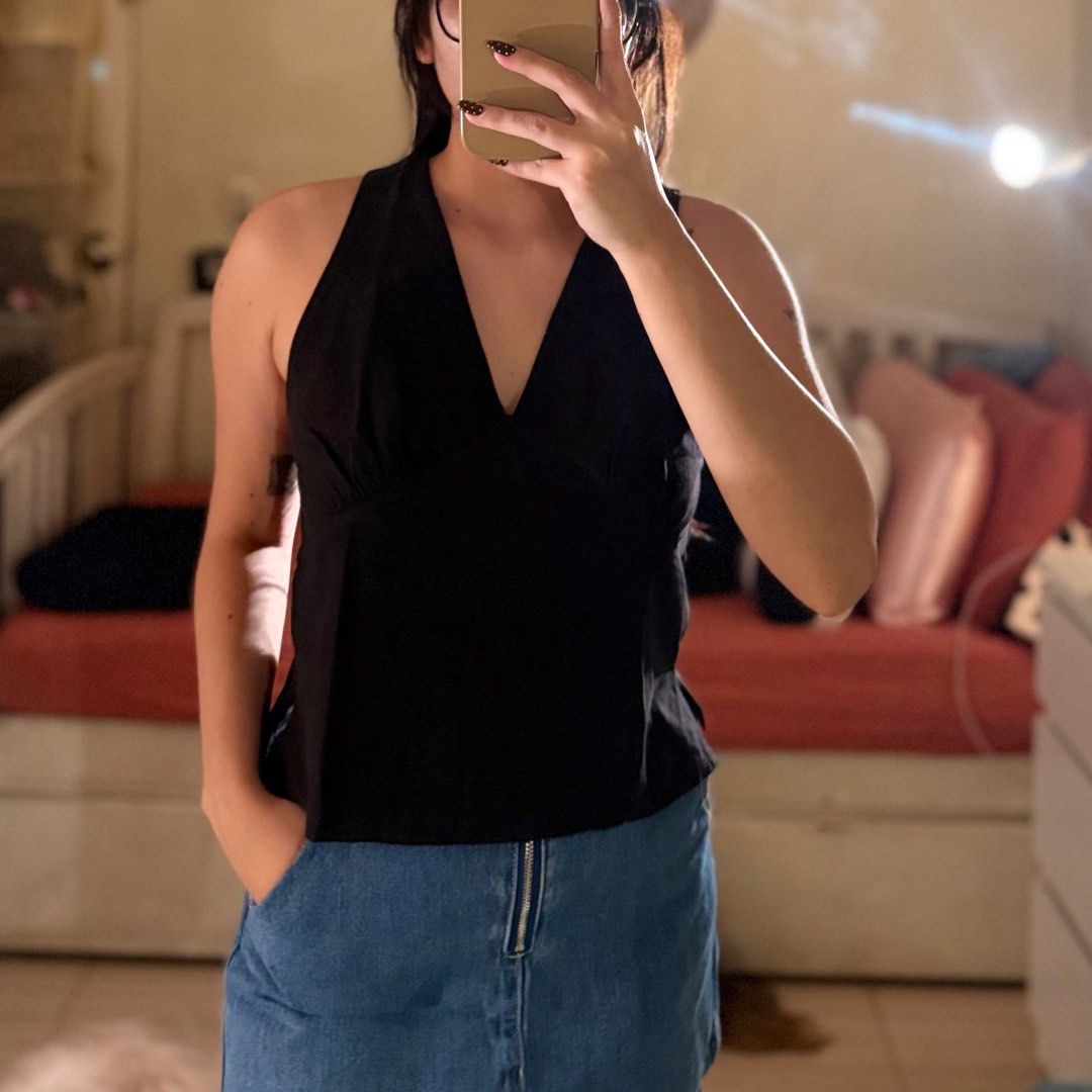 Black Sleeveless Top (Category: Sleeveless) located in Valenzuela. Submitted by mango____ (Listing ID 1396579184, Image 1). Description: - Black sleeveless top - V-neck design - Features tie-up details on both sides - Made of linen fabric - Simple and versatile.