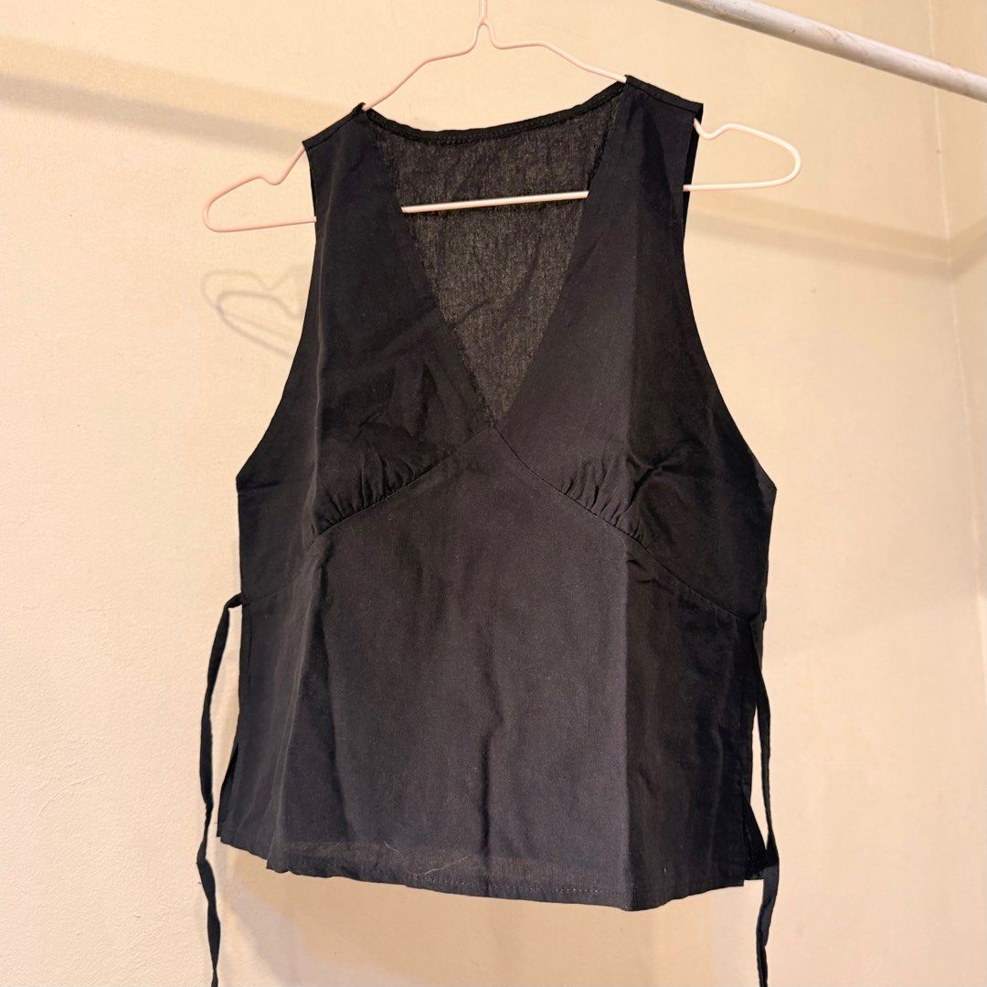 Black Sleeveless Top (Category: Sleeveless) located in Valenzuela. Submitted by mango____ (Listing ID 1396579184, Image 3). Description: - Black sleeveless top - V-neck design - Features tie-up details on both sides - Made of linen fabric - Simple and versatile.