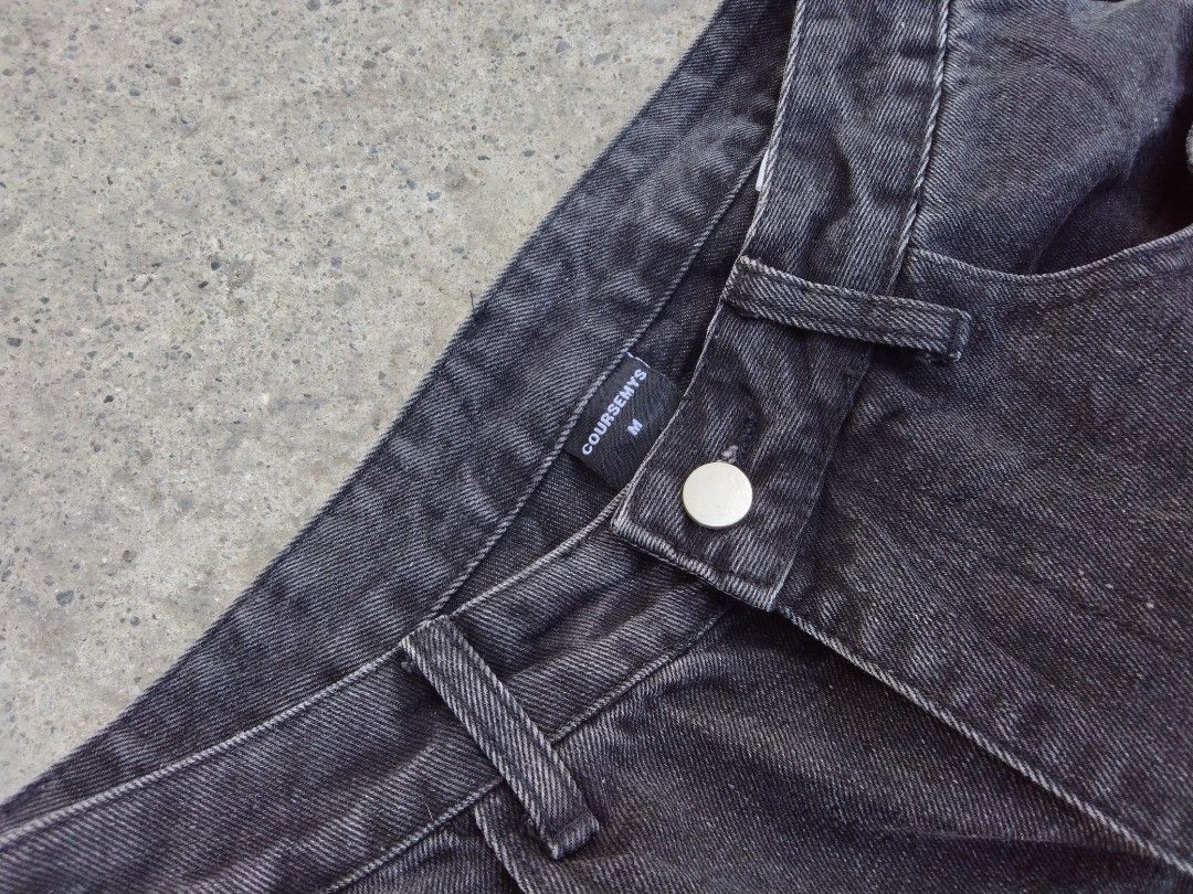 COURSEMYE Black Denim Jeans with Paint Splatter (Category: Jeans) located in Davao. Submitted by afforda_thrift.ph (Listing ID 1396521789, Image 2). Description: - COURSEMYE black denim jeans - Baggy - Button closure - White paint splatter details on front - Size M - Classic and versatile.