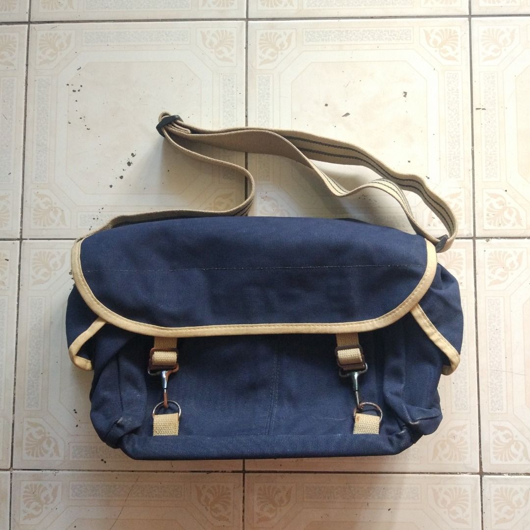 Domke Camera Bag (Category: Camera Bags & Carriers) located in Pasay City. Submitted by denimdude.ph (Listing ID 1396661162, Image 1). Description: made in USA rust on hardwares.