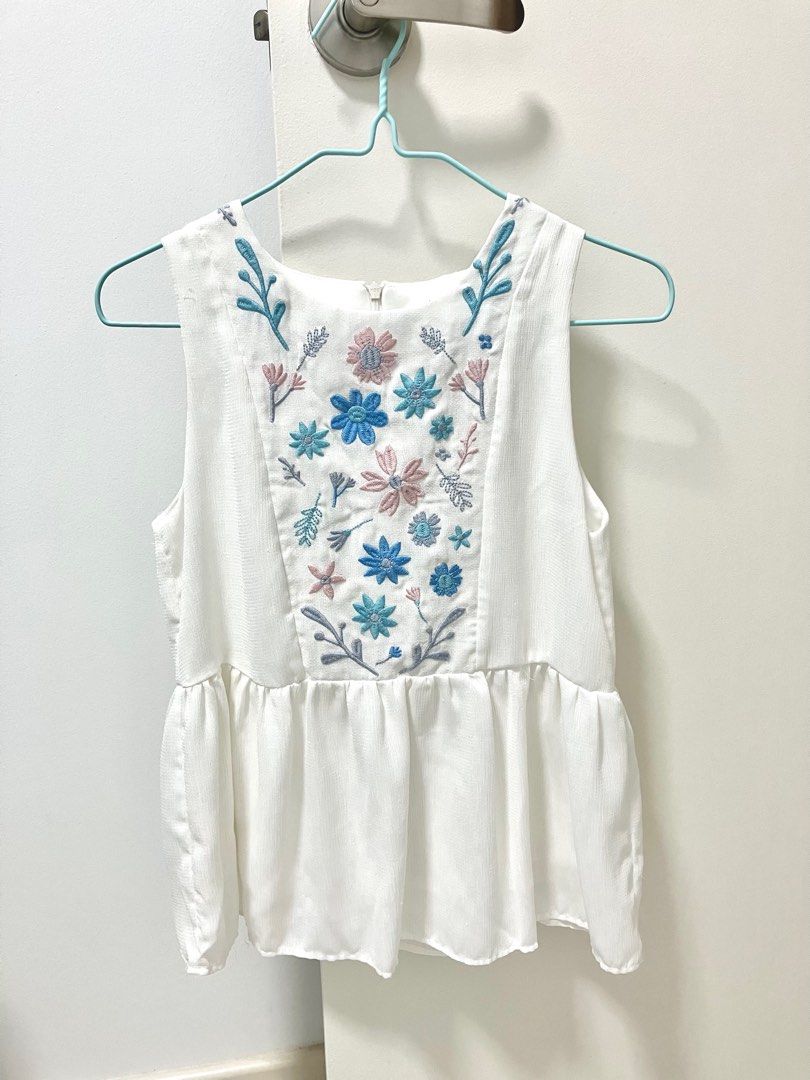 Fayth Embroidered Floral Top - Size S (Category: Blouses) located in Singapore. Submitted by ditty123 (Listing ID 1396478468, Image 1). Description: Size S In good condition Bust approx 16”ptp .