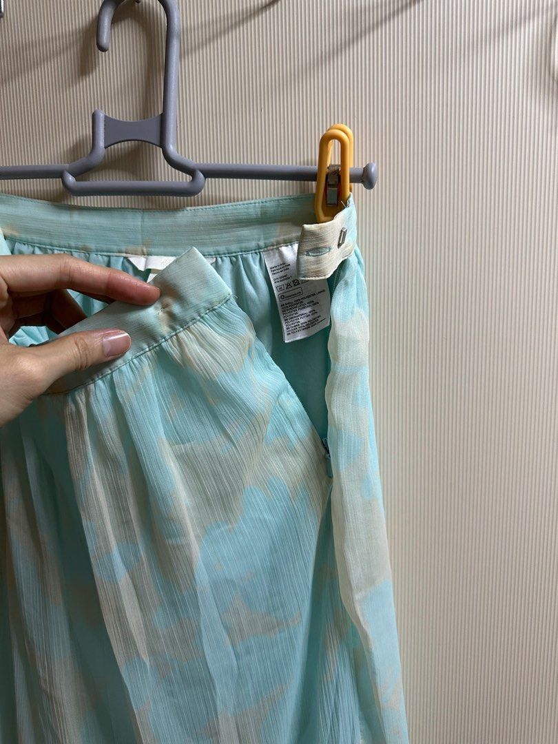 H&M 湖水綠色雪紡長裙 （分類：裙）位於 Hong Kong。 由 wingjessic85175 提交（商品編號 1396500465，圖片 3）。簡介： H&M 長裙，輕盈飄逸，輕薄透膚，裙子採用湖水綠色和米色印花設計，裙擺有荷葉邊細節，腰部有拉鍊和鈕扣，有內裡，腰24”，長38”。