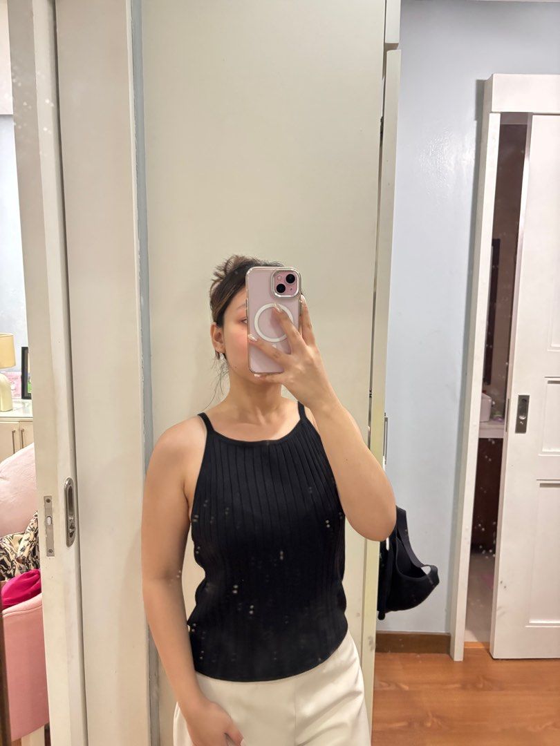 H&M Divided Black Ribbed Tank Top (Category: Sleeveless) located in Rodriguez. Submitted by alekshivers (Listing ID 1396535099, Image 3). Description: - H&M Divided black ribbed tank top - Halter neckline - Fitted silhouette - Size: M - Versatile for layering or stand-alone wear.