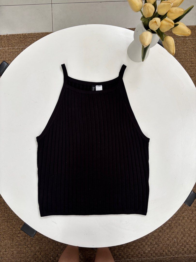 H&M Divided Black Ribbed Tank Top (Category: Sleeveless) located in Rodriguez. Submitted by alekshivers (Listing ID 1396535099, Image 2). Description: - H&M Divided black ribbed tank top - Halter neckline - Fitted silhouette - Size: M - Versatile for layering or stand-alone wear.