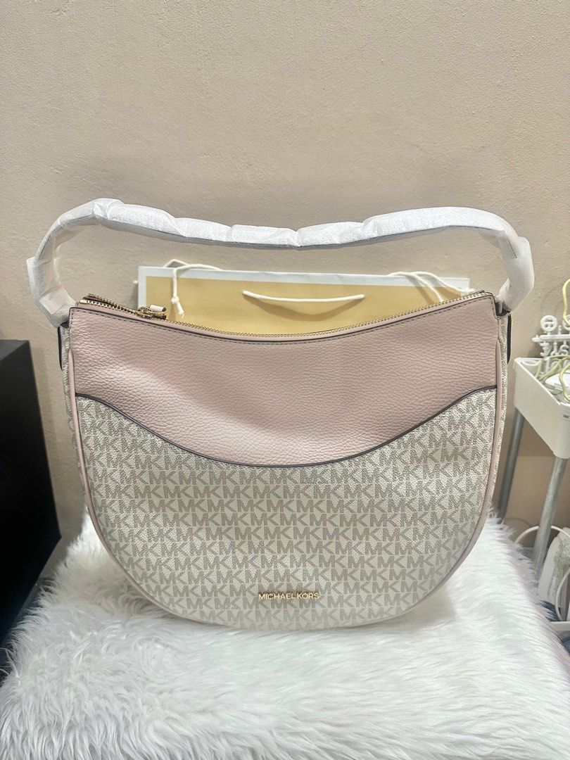 Original Michael Kors Dover Powder Blush Multi Large Half Moon Shoulder Bag (Category: Luxury Bags & Wallets) located in Las Pinas. Submitted by anasonlineshophtplaspinas (Listing ID 1396479574, Image 2). Description: Original Michael Kors Dover Powder Blush Multi Large Half Moon Shoulder Bag Made of PVC and Pebble leather. The bag features a zip closure that opens to polyester lining with one zip pocket, exterior one slip pocket at front. DETAIL