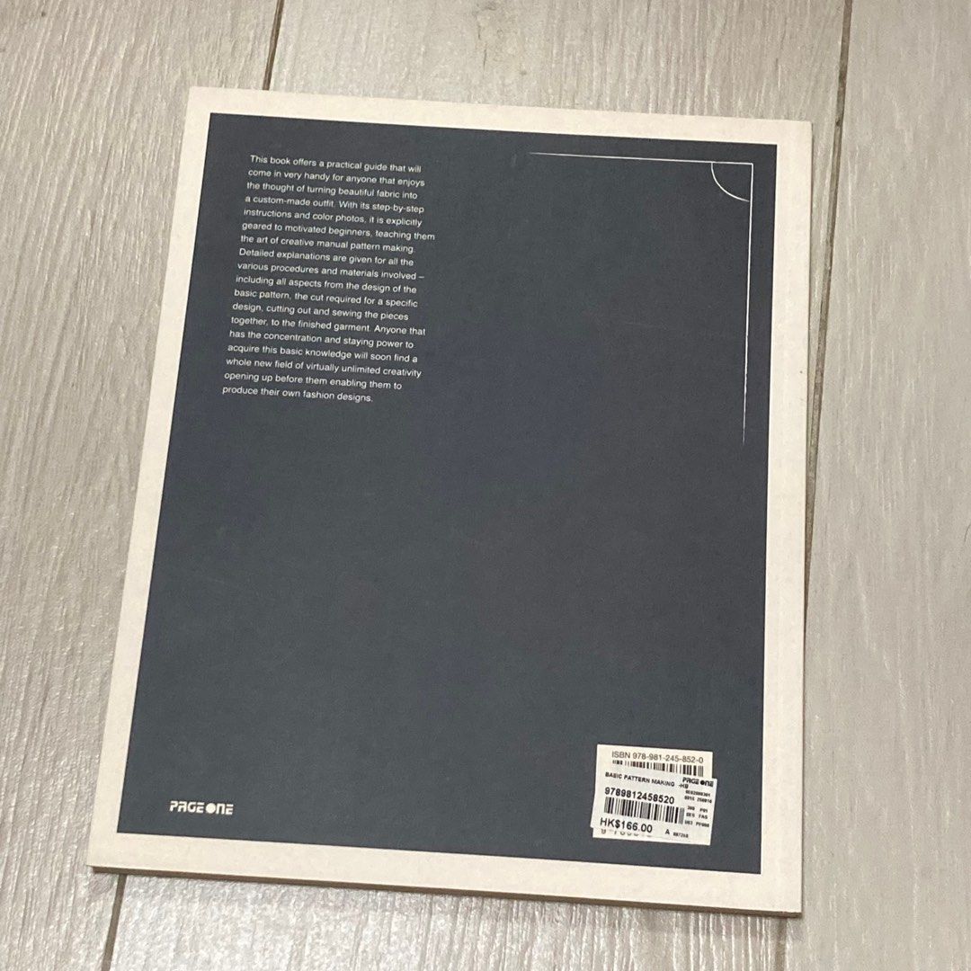 Page One Basic Pattern Making （分類：教科書）位於 Hong Kong。 由 accdee 提交（商品編號 1396582729，圖片 2）。簡介： 這是一本Page One出版的Basic Pattern Making書籍，內容涵蓋了服裝設計的基本知識，包括剪裁和縫紉技巧。書中包含詳細的步驟說明和彩色圖片，適合對服裝設計有興趣的初學者。書本內頁展示了建模和縫紉的實例，幫助讀者更好地理解設計過程。。
