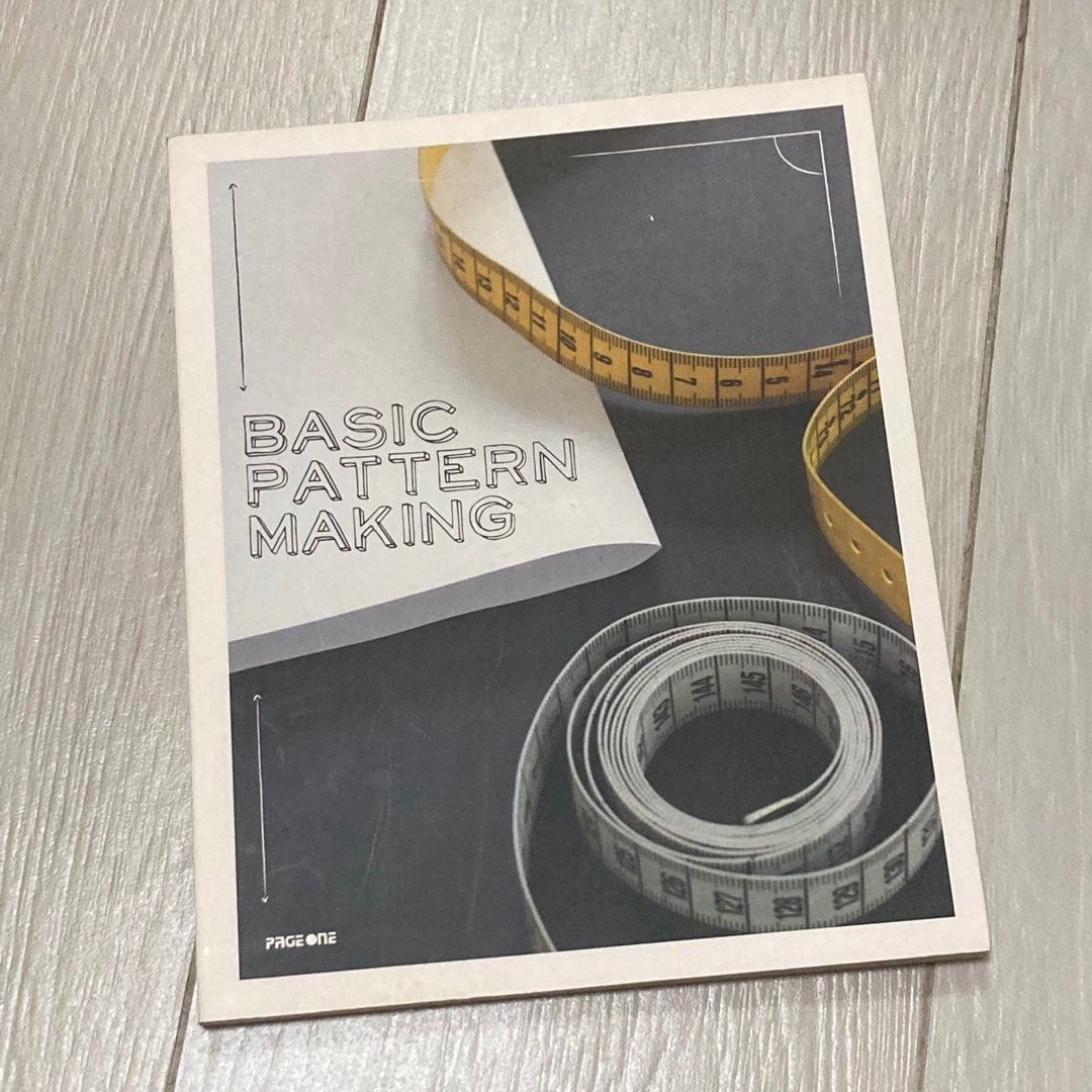 Page One Basic Pattern Making （分類：教科書）位於 Hong Kong。 由 accdee 提交（商品編號 1396582729，圖片 1）。簡介： 這是一本Page One出版的Basic Pattern Making書籍，內容涵蓋了服裝設計的基本知識，包括剪裁和縫紉技巧。書中包含詳細的步驟說明和彩色圖片，適合對服裝設計有興趣的初學者。書本內頁展示了建模和縫紉的實例，幫助讀者更好地理解設計過程。。