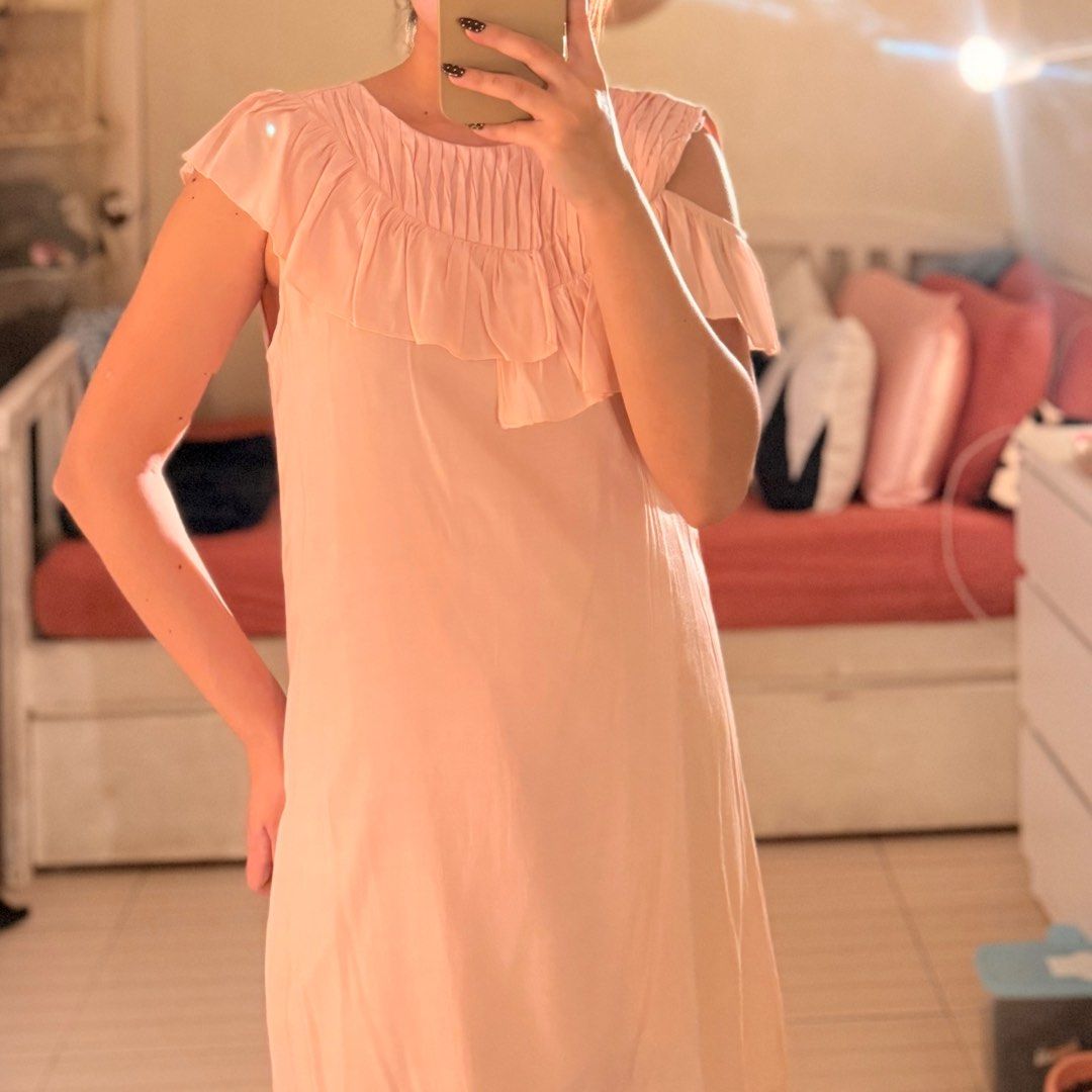 Pink dress (Category: Dresses) located in Valenzuela. Submitted by mango____ (Listing ID 1396622737, Image 1). Description: .