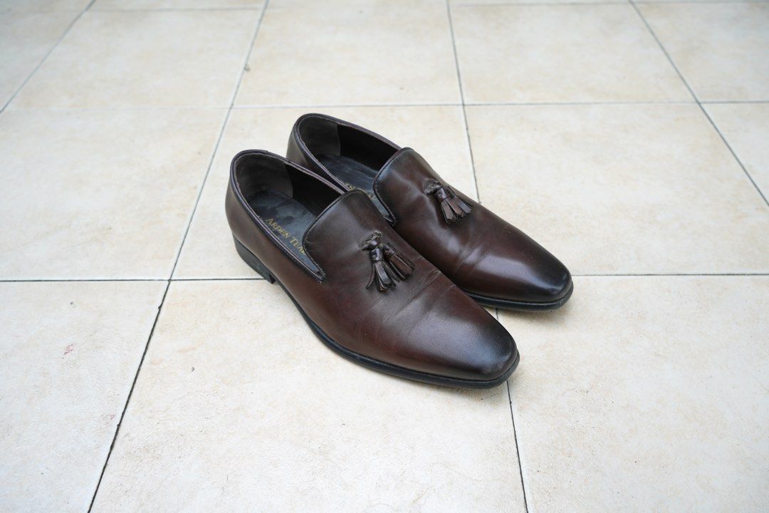 Polvorines Whole Cut tassel loafers (Category: Dress Shoes) located in Quezon City. Submitted by jtc99 (Listing ID 1396602565, Image 1). Description: Arden Teal Polvorines Whole Cut tassel loafers (chestnut) - 3,500 Size 43 / US 10 Rfs: feet too wide for comfortable fit Used less than 5x.
