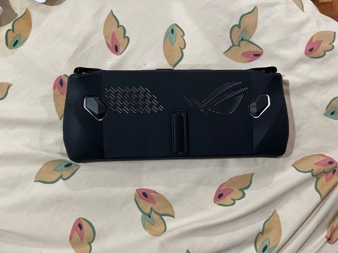 ROG Ally z1 extreme (Category: Other Gadgets) located in Quezon City. Submitted by jellycola (Listing ID 1396651007, Image 2). Description: No official rog charger but i can include 65w charger & usb c cable (Naiwan po kasi nung nagabroad) With jelly case & bag Issue: works ng maayos, occassionally may biglang ingay ung speaker may static/crackling sound sa right side speaker and Not sure ano cause nun. Rfs: decluttering .