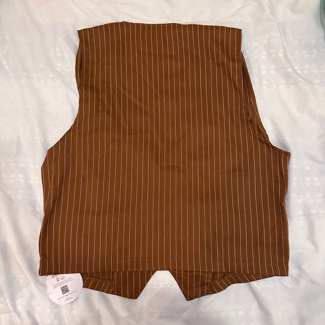 Romwe Harry Potter Hufflepuff Vest - Size L (Category: Vests) located in Cainta. Submitted by moshiiicake (Listing ID 1396606693, Image 2). Description: - Brand: Romwe - Style: Harry Potter Hufflepuff Vest - Size: L - Design: Brown and white striped - Features: Hufflepuff crest, zip closure, two front pockets - Condition: Officially licensed product.