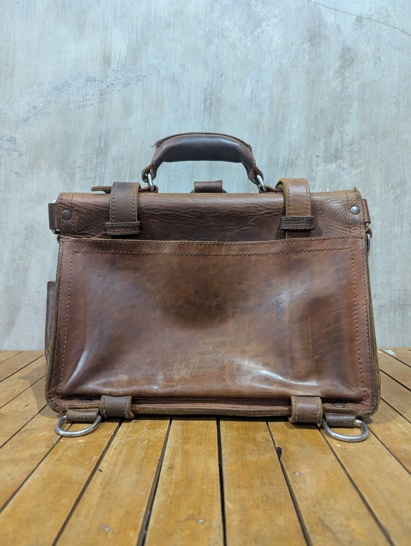 Saddleback Leather Large Front Pocket Briefcase – Full-Grain Leather (Used, No Shoulder Strap) (Category: Briefcases) located in Floridablanca. Submitted by michaeljoh79278 (Listing ID 1396657982, Image 2). Description: Saddleback Leather Large Front Pocket Briefcase – Full-Grain Leather (Used, No Shoulder Strap, Two-Rivet Front Model) Elevate your professional carry with this authentic Saddleback Leather Large Front Pocket Briefcase, featuring t