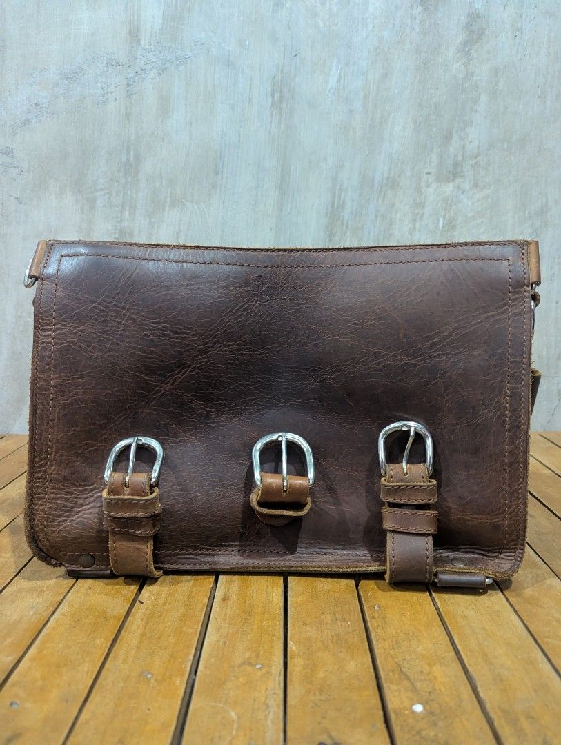 Saddleback Leather Large Front Pocket Briefcase – Full-Grain Leather (Used, No Shoulder Strap) (Category: Briefcases) located in Floridablanca. Submitted by michaeljoh79278 (Listing ID 1396657982, Image 3). Description: Saddleback Leather Large Front Pocket Briefcase – Full-Grain Leather (Used, No Shoulder Strap, Two-Rivet Front Model) Elevate your professional carry with this authentic Saddleback Leather Large Front Pocket Briefcase, featuring t