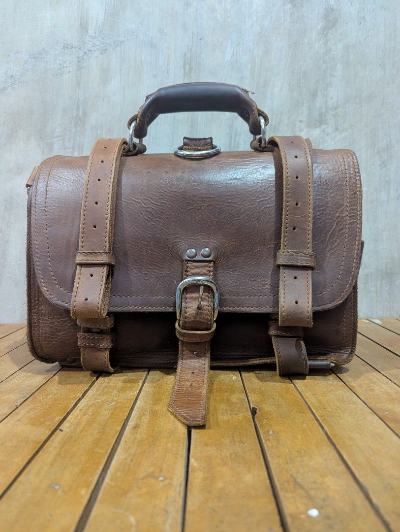 Saddleback Leather Large Front Pocket Briefcase – Full-Grain Leather (Used, No Shoulder Strap) (Category: Briefcases) located in Floridablanca. Submitted by michaeljoh79278 (Listing ID 1396657982, Image 1). Description: Saddleback Leather Large Front Pocket Briefcase – Full-Grain Leather (Used, No Shoulder Strap, Two-Rivet Front Model) Elevate your professional carry with this authentic Saddleback Leather Large Front Pocket Briefcase, featuring t