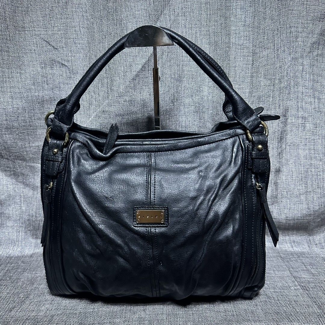 Sisley 2 way bag (Category: Shoulder Bags) located in Manila. Submitted by greyinfash06839 (Listing ID 1396605412, Image 1). Description: 🤍Item: Sisley 2 way bag 🤍Brand: Sisley 🤍Matirial: Leather 🤍Quality: Original 🤍color: Black 🤍Size: Medium 🤍Dimension. H: 12 L: 14 W: 7 🤍Sex: For men 🤍Issue: leather cracks and hard leather 🤍Condition Rate: 7/10 🤍Other info:.