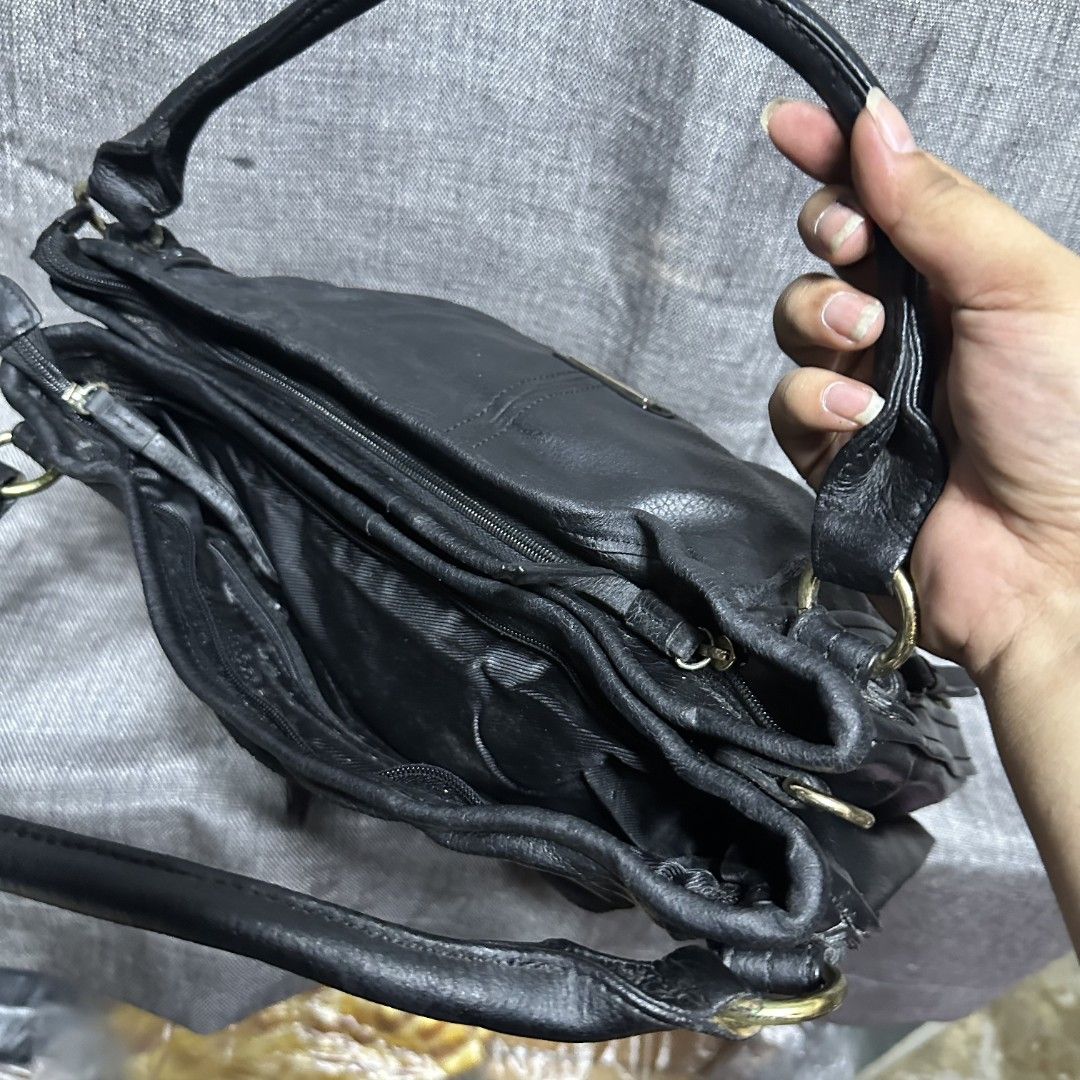 Sisley 2 way bag (Category: Shoulder Bags) located in Manila. Submitted by greyinfash06839 (Listing ID 1396605412, Image 3). Description: 🤍Item: Sisley 2 way bag 🤍Brand: Sisley 🤍Matirial: Leather 🤍Quality: Original 🤍color: Black 🤍Size: Medium 🤍Dimension. H: 12 L: 14 W: 7 🤍Sex: For men 🤍Issue: leather cracks and hard leather 🤍Condition Rate: 7/10 🤍Other info:.