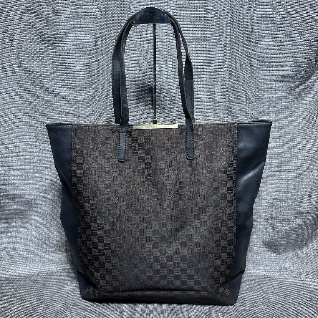 Sisley tote bag (Category: Tote Bags) located in Manila. Submitted by greyinfash06839 (Listing ID 1396600271, Image 1). Description: 🤍Item: Sisley tote bag 🤍Brand: Sisley 🤍Matirial: Leather 🤍Quality: Original 🤍color: Black 🤍Size: XL 🤍Dimension. H: 15 L: 13 W: 4 🤍Sex: For women 🤍Issue: faded parts and small cracking 🤍Condition Rate: 6/10 🤍Other info:.
