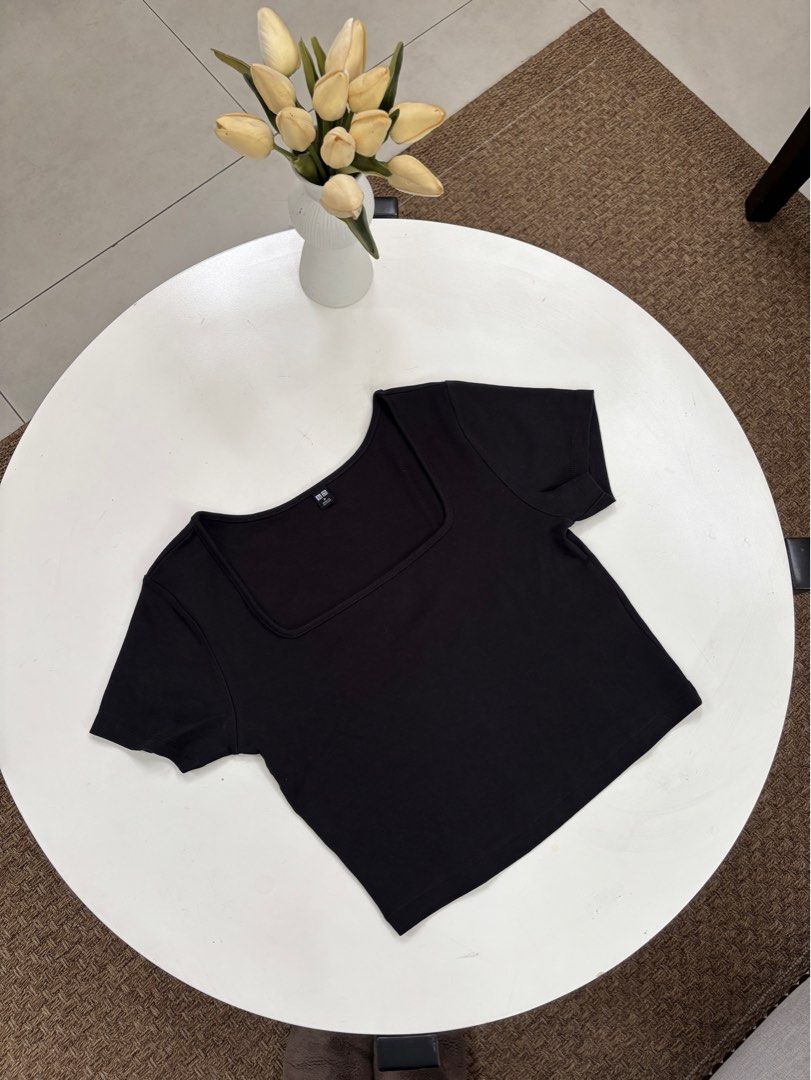 Uniqlo Square Neck Crop Top Black (Category: Shirts) located in Rodriguez. Submitted by alekshivers (Listing ID 1396535595, Image 1). Description: - Uniqlo black crop top - Size: M - Features a square neckline - Short sleeves - Made in Vietnam - Versatile for various outfits.