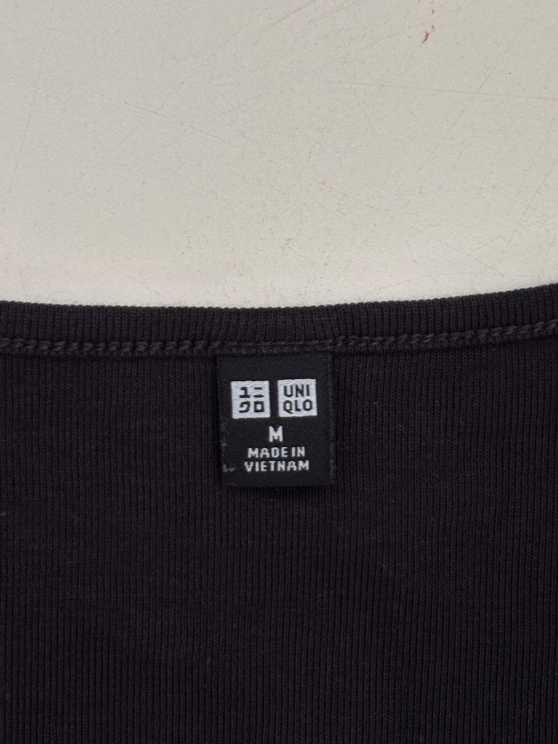 Uniqlo Square Neck Crop Top Black (Category: Shirts) located in Rodriguez. Submitted by alekshivers (Listing ID 1396535595, Image 3). Description: - Uniqlo black crop top - Size: M - Features a square neckline - Short sleeves - Made in Vietnam - Versatile for various outfits.