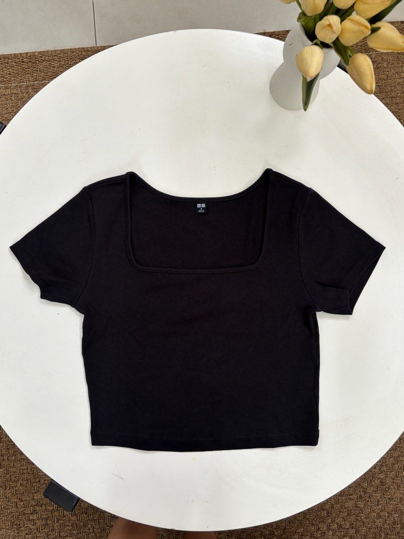 Uniqlo Square Neck Crop Top Black (Category: Shirts) located in Rodriguez. Submitted by alekshivers (Listing ID 1396535595, Image 2). Description: - Uniqlo black crop top - Size: M - Features a square neckline - Short sleeves - Made in Vietnam - Versatile for various outfits.