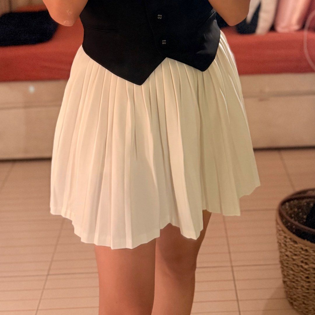 White Pleated Mini Skirt (Category: Skirts) located in Valenzuela. Submitted by mango____ (Listing ID 1396627869, Image 1). Description: Size: w 24in l 28in Highwaist .