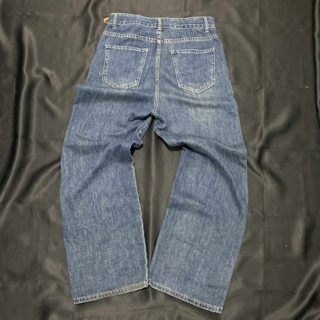 BAGGY WIDE LEG JEANS (Category: Jeans) located in Quezon City. Submitted by falgo (Listing ID 1390250630, Image 2). Description: Waist 28” Length 42” Leg op 10” No Issue.