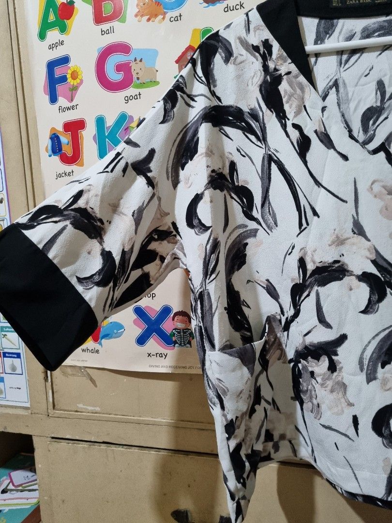 Zara Basic Floral Blouse (Category: Blouses) located in Quezon City. Submitted by stylemd (Listing ID 1396481137, Image 3). Description: - Zara Basic floral blouse - Size: L - Features a V-neck - Black trim on collar and sleeves - Two pockets - Made in Morocco.
