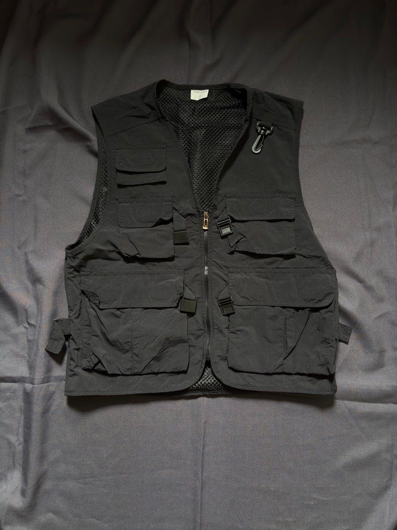 8 Pocket Nylon Vest (Category: Vests) located in Calamba. Submitted by damn1tfrmdedz (Listing ID 1396838270, Image 1). Description: - Black utility vest - Multiple pockets - Mesh lining - Zipper closure - Adjustable side straps - Carabiner clip - Lightweight nylon material 8 Pocket Nylon Vest L: 23.5 W: 21” Condition: 10 Color Rate: 10 Mine: ₱550 +SF .