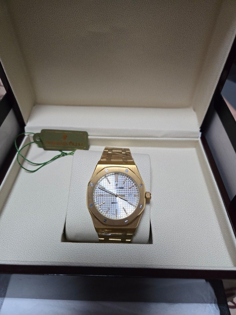 AP Royal Oak Gold with white dial (Category: Luxury Watches) located in Manila. Submitted by angeliosca53522 (Listing ID 1396674040, Image 1). Description: Brand-new Audemars Piguet Royal Oak Gold with white dial with box can ship anywhere in the Philippines.
