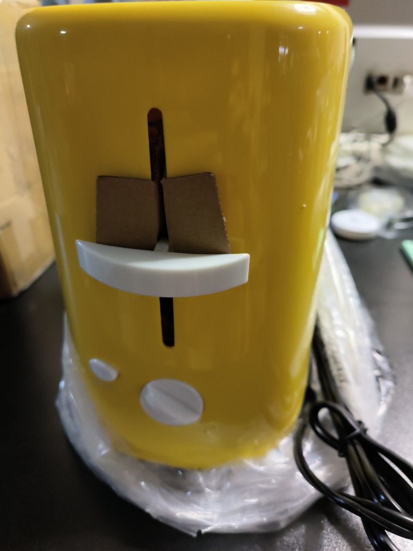 Bread Toaster (Category: Other Home Appliances) located in Singapore. Submitted by cooolsale (Listing ID 1396776698, Image 1). Description: Brand new. Mint condition.