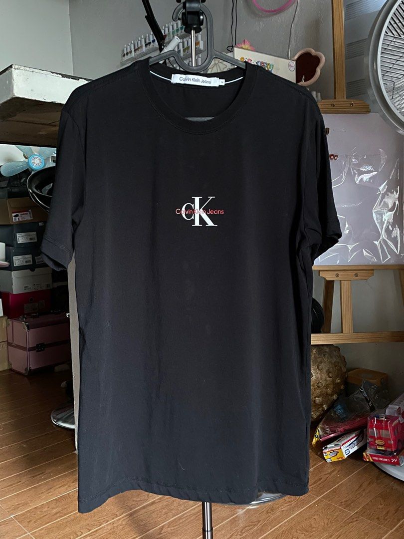 Calvin Klein Jeans Black T-shirt (Category: Tshirts & Polo Shirts ) located in Manila. Submitted by arriolamajo (Listing ID 1396736813, Image 1). Description: Black Calvin Klein Jeans T-shirt L-27 W-18 -100% authentic guaranteed - Size: M - Features the iconic Calvin Klein logo - Classic crew neck design - Short sleeves - Made of 95% cotton and 5% elastane -color grade: 9.8/10 Meetup: Sm Clark. Can also do meetups at Trinoma with an additional tr