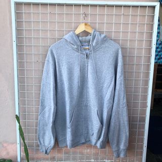 (Category: ) located in . Submitted by bundle.uniqlo (Listing ID 1396803311, Image 1). Description: .