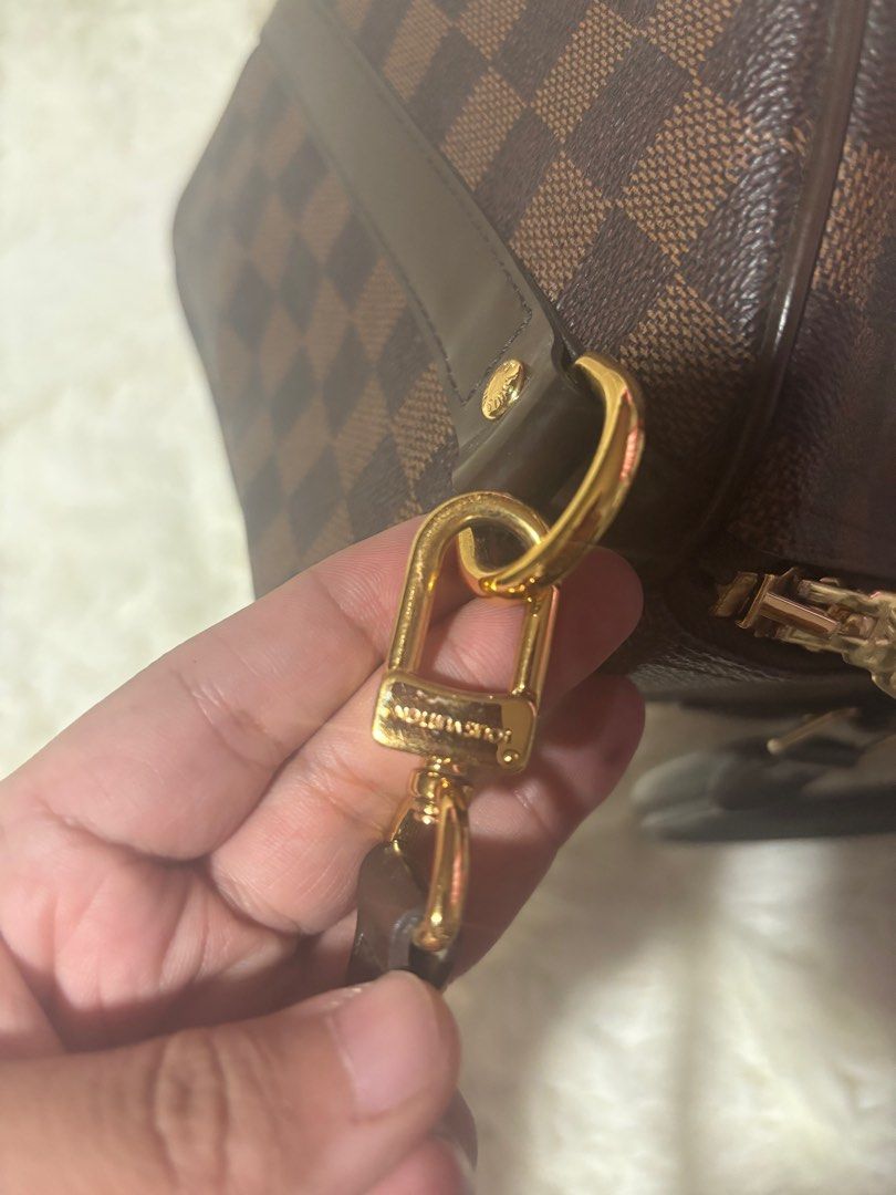 Cross body bag (Category: Luxury Bags & Wallets) located in Manila. Submitted by lyn5555333 (Listing ID 1396753443, Image 3). Description: lV bag .