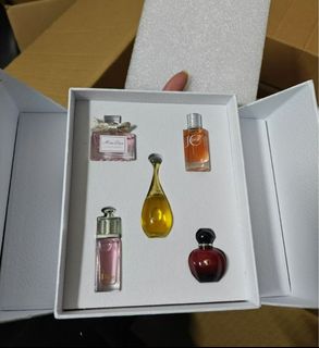 Dior Montaigne 5-in-1 Set 5 x 5ml Perfume Gift Set (For Women)64207023224834110