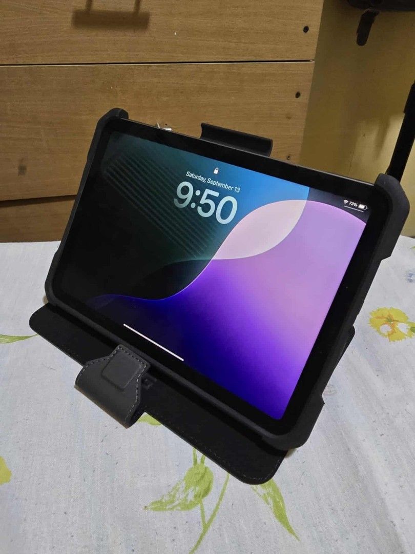 ESR Ipad Mini 6/7 keyboard case (Category: Cases & Sleeves) located in Quezon City. Submitted by pogicu (Listing ID 1396804312, Image 2). Description: Ipad 6/7 mini original keyboard case Bought at ESR Greenhills.