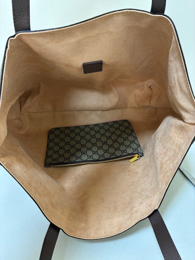 Gucci tote bag (Category: Luxury Bags & Wallets) located in Los Banos. Submitted by ditasbautista2329 (Listing ID 1396837448, Image 3). Description: Gucci tote bag Good as new Actual pictures posted Large size Good for travel.