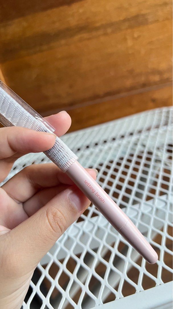 Happy Skin x Mari Setting Brush (Category: Makeup) located in Manila. Submitted by trishagrasha (Listing ID 1396809277, Image 1). Description: - Happy Skin x Mari Setting Brush - Brand new, in original packaging - Features a pink handle - Handle has a textured grip for better control - Unused white brush head.