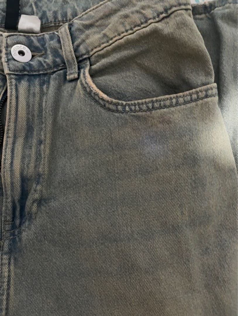 H&M Baggy Regular Jeans (Category: Jeans) located in Santa Rosa. Submitted by sochieee (Listing ID 1395851294, Image 2). Description: With stains ( not halata naman ) size 32 ( smallest size in h&m ) Rfs: decluttering.