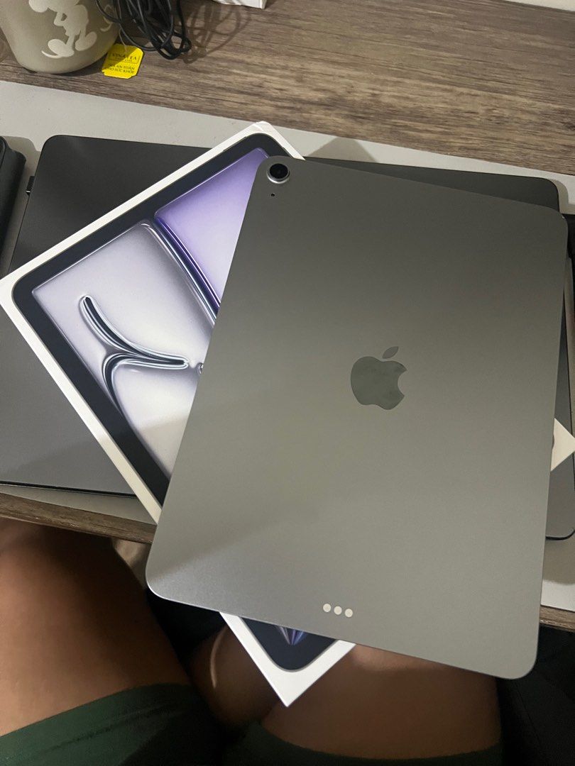 Ipad Air M3 11in (Category: iPad) located in Antipolo. Submitted by allianaccasas (Listing ID 1396812820, Image 1). Description: Bought in July 2025 Issues: dent on the right corner (see pictures).