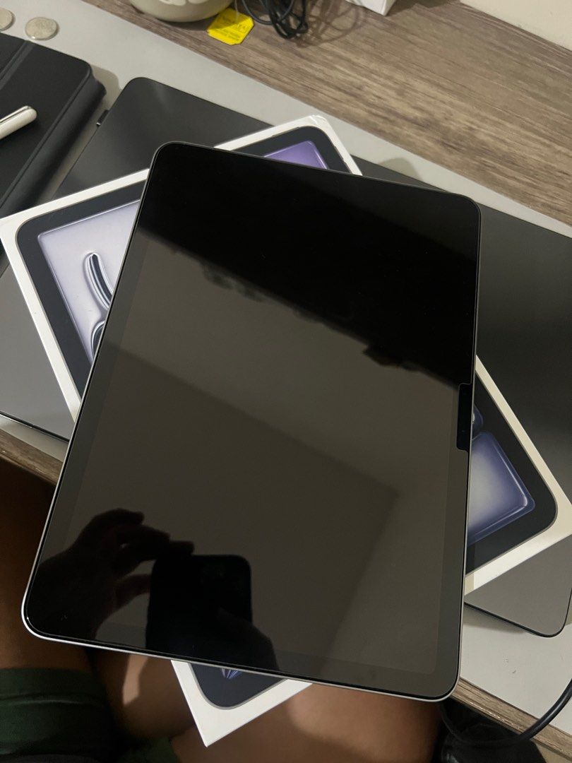 Ipad Air M3 11in (Category: iPad) located in Antipolo. Submitted by allianaccasas (Listing ID 1396812820, Image 2). Description: Bought in July 2025 Issues: dent on the right corner (see pictures).