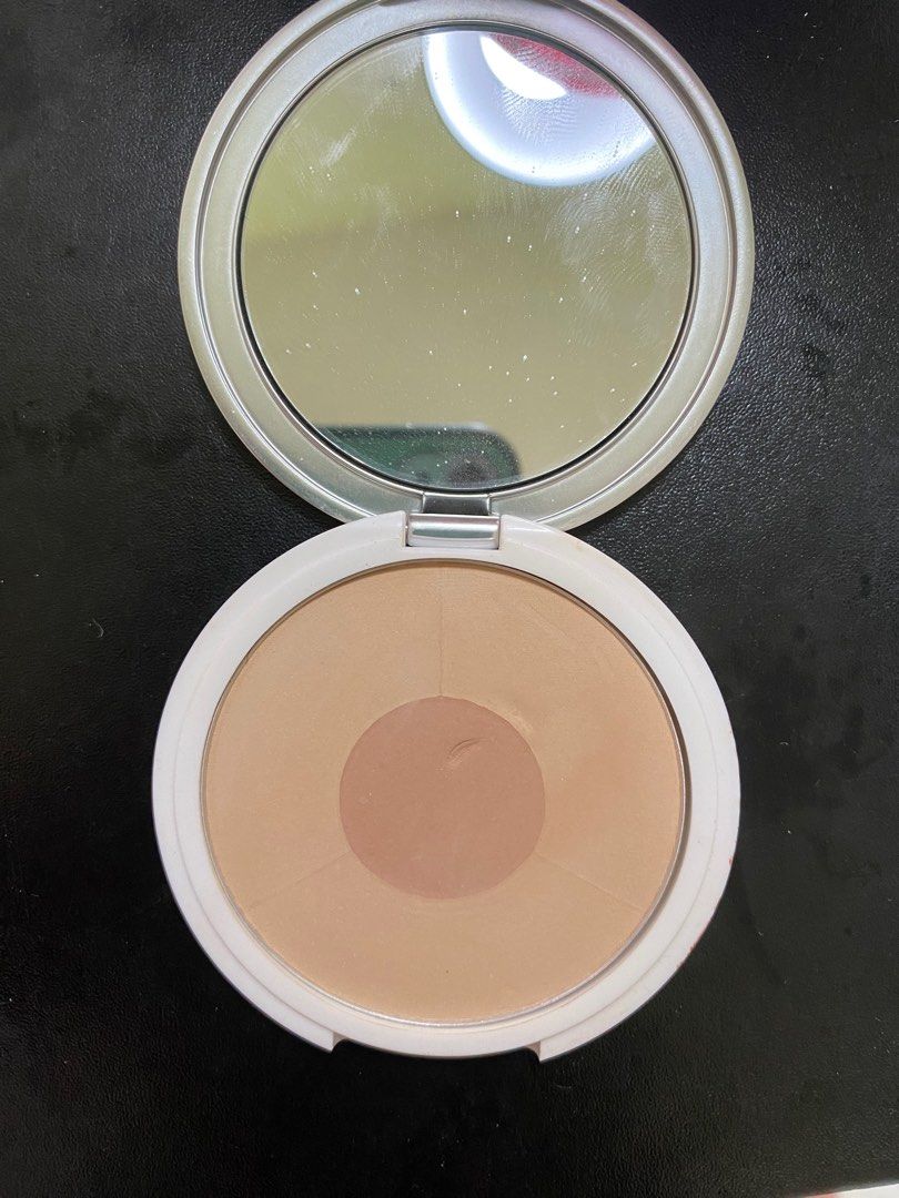 Issy True Flex Perfecting Powder - Medium Tan (Category: Makeup) located in Manila. Submitted by sonofcain (Listing ID 1396691960, Image 2). Description: Used twice rfs: impulse buy, not hiyang sa skin ko light issue: has nail mark (see photo) .