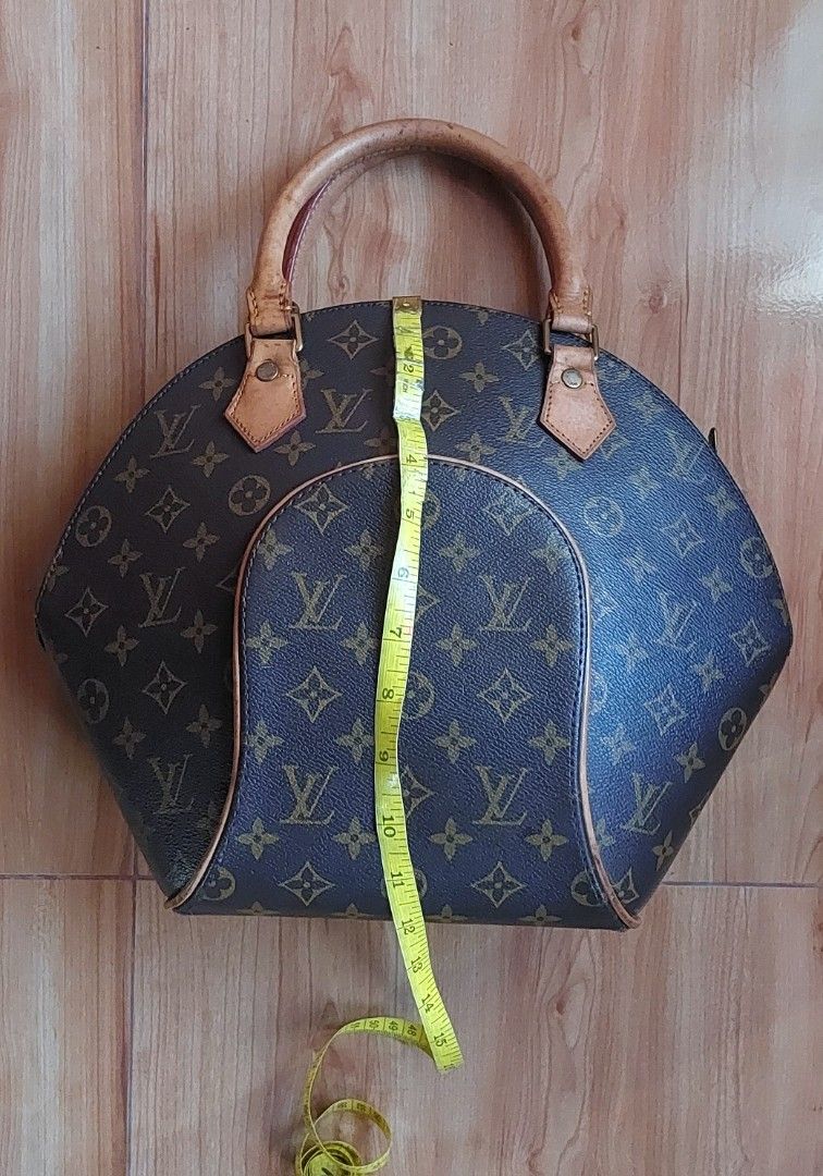 Lv ellipse mm (Category: Luxury Bags & Wallets) located in Davao. Submitted by wengbagstuff (Listing ID 1396796377, Image 2). Description: 🍀 Ellipse MM size 🍀 no code 🍀 no open pipes, normal signs of usage 🍀 vintage.