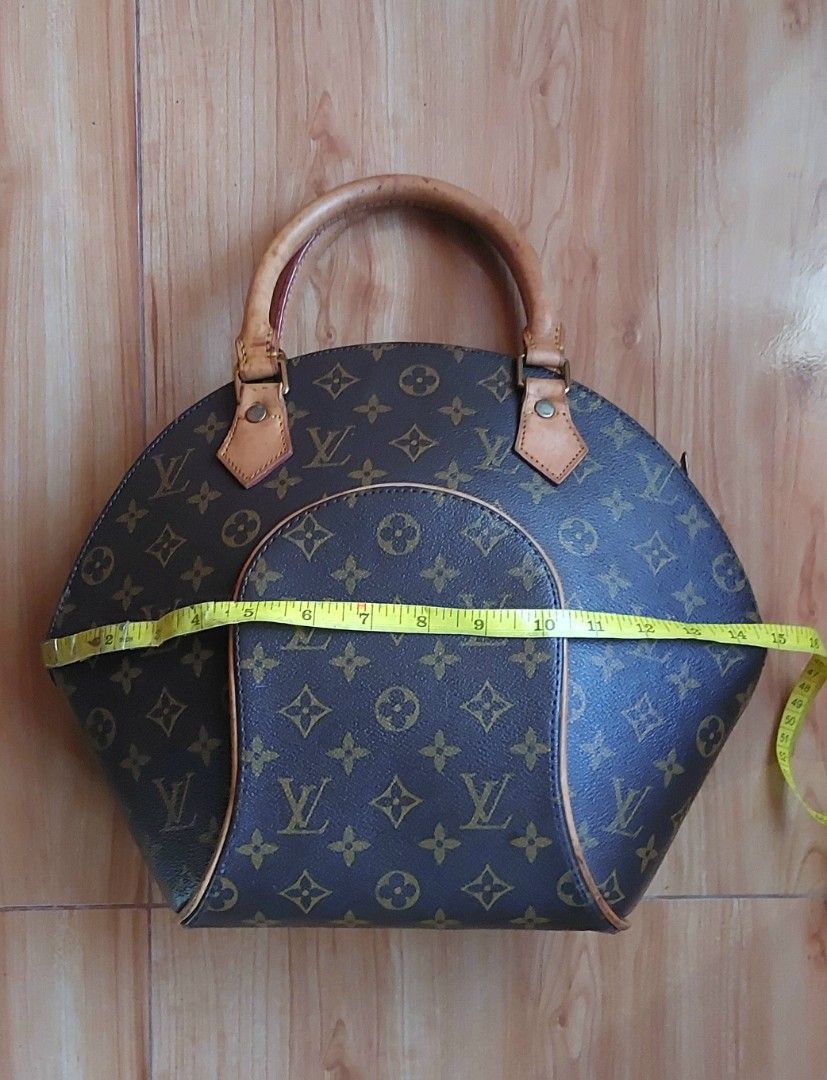 Lv ellipse mm (Category: Luxury Bags & Wallets) located in Davao. Submitted by wengbagstuff (Listing ID 1396796377, Image 3). Description: 🍀 Ellipse MM size 🍀 no code 🍀 no open pipes, normal signs of usage 🍀 vintage.