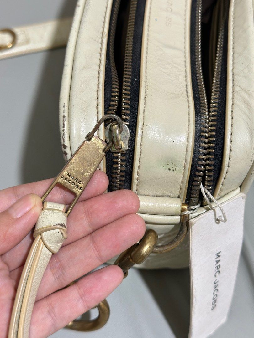 Marc Jacobs Soft Shot (Category: Luxury Bags & Wallets) located in Quezon City. Submitted by mrsdomsans (Listing ID 1396831340, Image 2). Description: - Authentic Marc Jacobs Softshot bag - with flaws (check photos please) - needs cleaning.