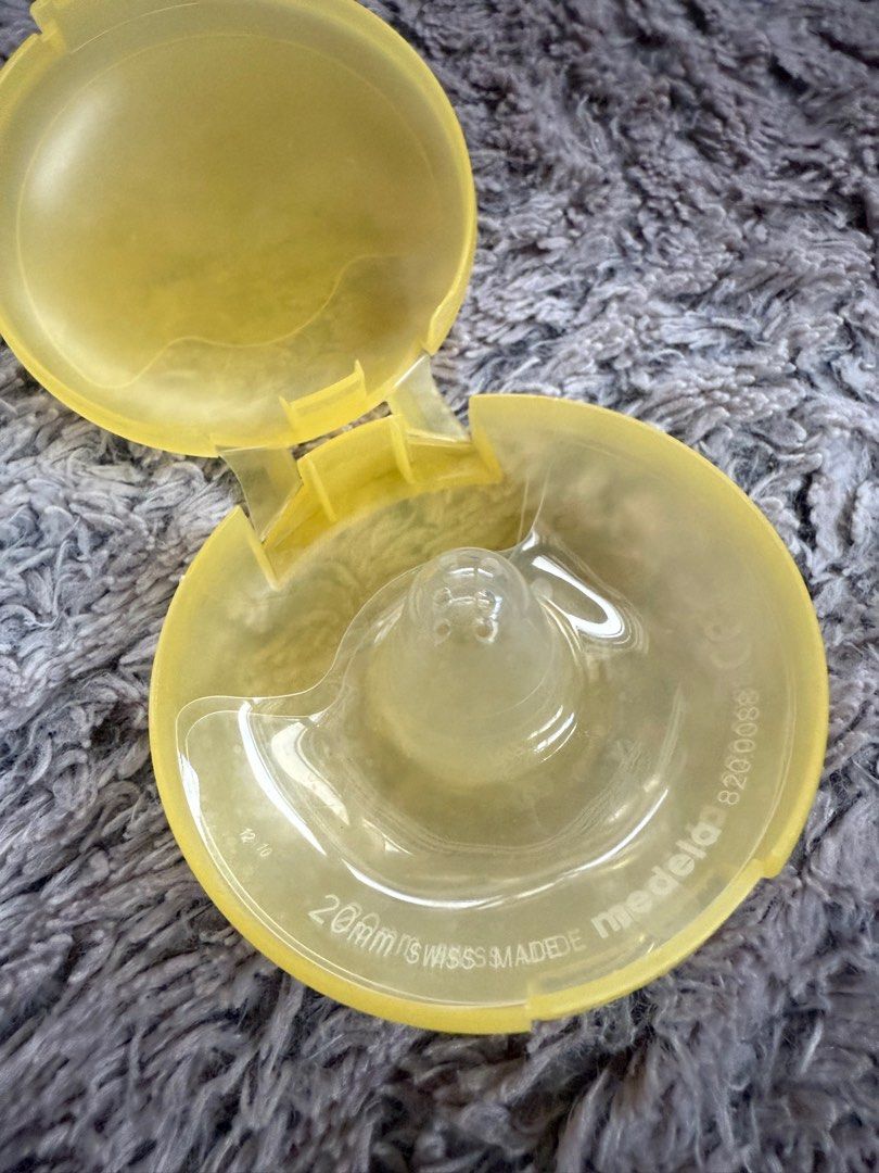 Medela Nipple Protector 20mm (Category: Soothers & Pacifiers) located in Pasig City. Submitted by hanamisunrise (Listing ID 1396732181, Image 2). Description: With free colostrum collector (20ml) RFSA: Decluttering .