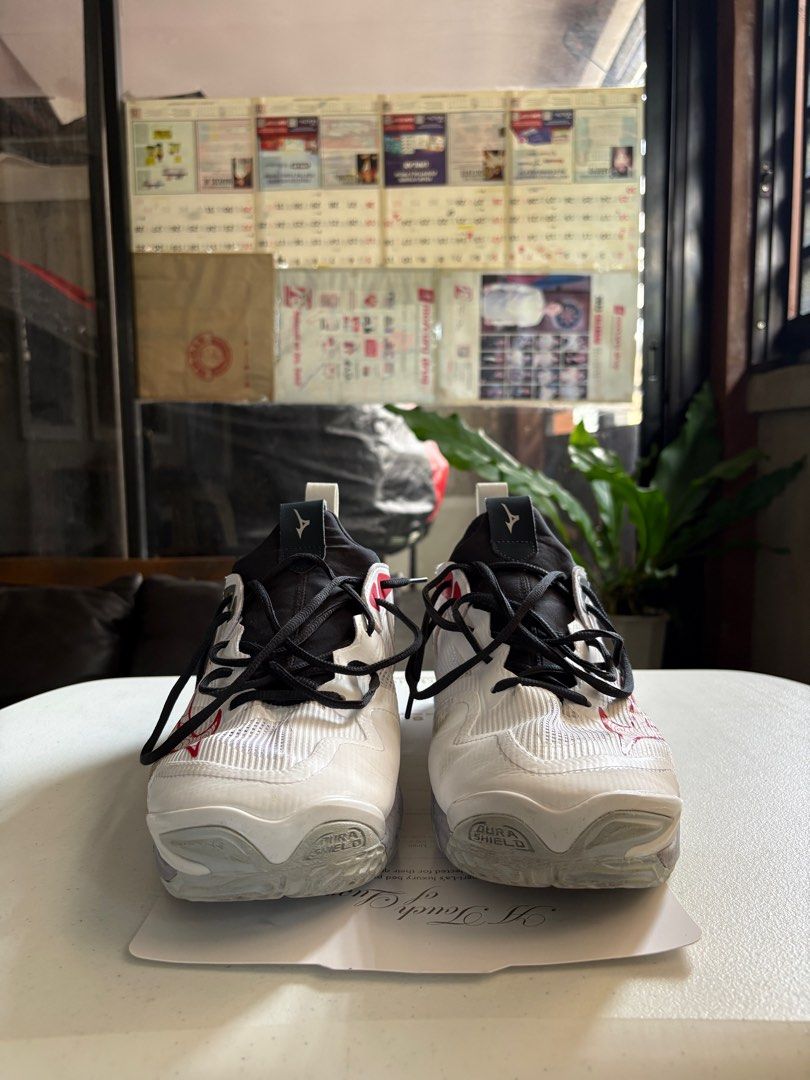 Mizuno Wave Momentum 3 - White/Salsa (Category: Sneakers) located in Cainta. Submitted by jamessss23 (Listing ID 1396695085, Image 3). Description: - authentic Mizuno Wave Momentum 3 Volleyball - no box, pair only - just needs cleaning - used only on taraflex courts for practice - used by an international professional athlete - orig price around 9k++ - no other issues - US13, UK12, EU47, JPN31 RFS: too big💀.